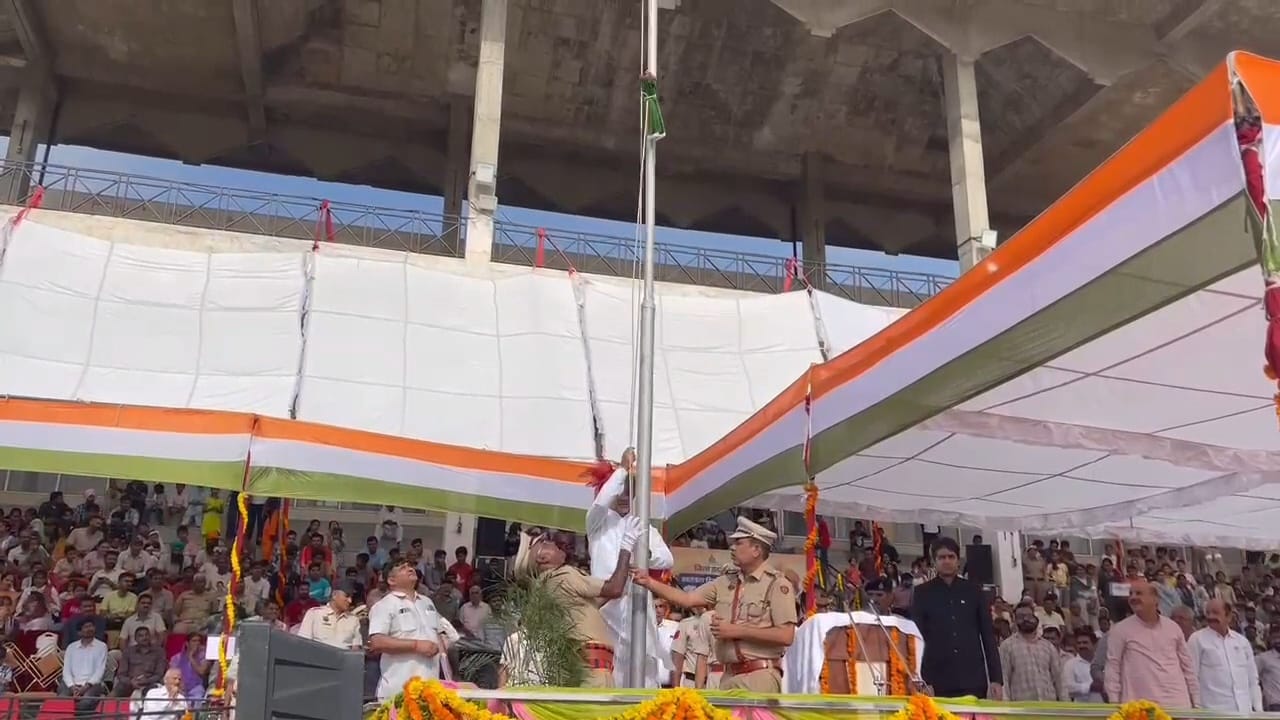 सिरसा में ध्वजारोहण करते राज्यसभा सांसद सुभाष बराला।