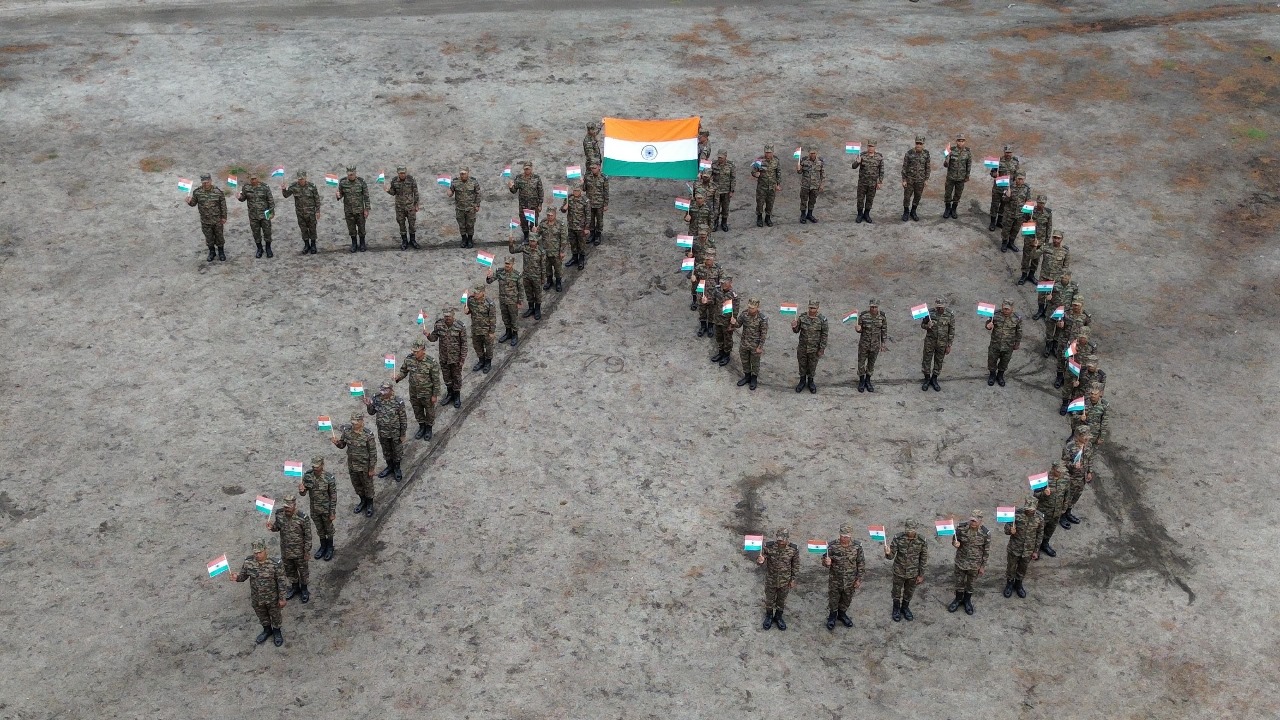 भारत-चीन सीमा पर तैनात भारतीय सेना ने तिरंगा फहराया। भारत-चीन सीमा पर तैनात भारतीय सेना ने तिरंगा फहराया।