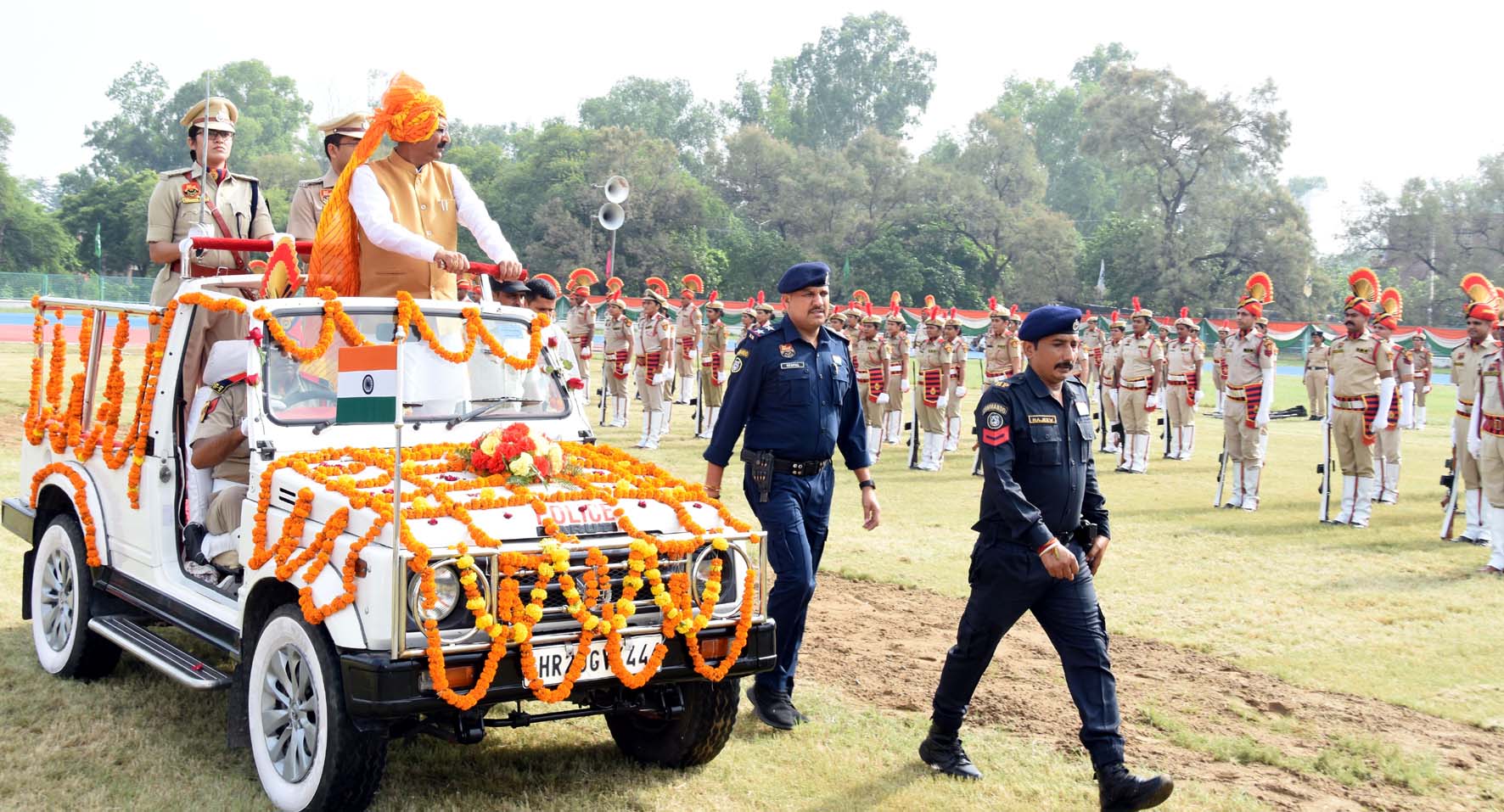 स्वतंत्रता दिवस समारोह के दौरान परेड की सलामी लेते कैबिनेट मंत्री कृष्ण कुमार बेदी।