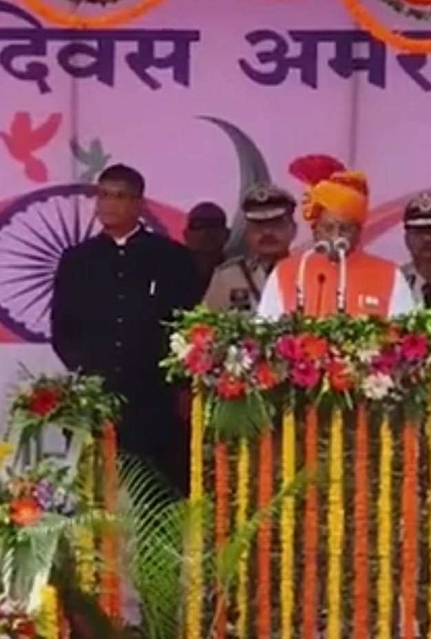 पुलिस परेड मैदान में आयोजित मुख्य कार्यक्रम में जनता को सम्बोधित करते हुए विष्णु देव साय