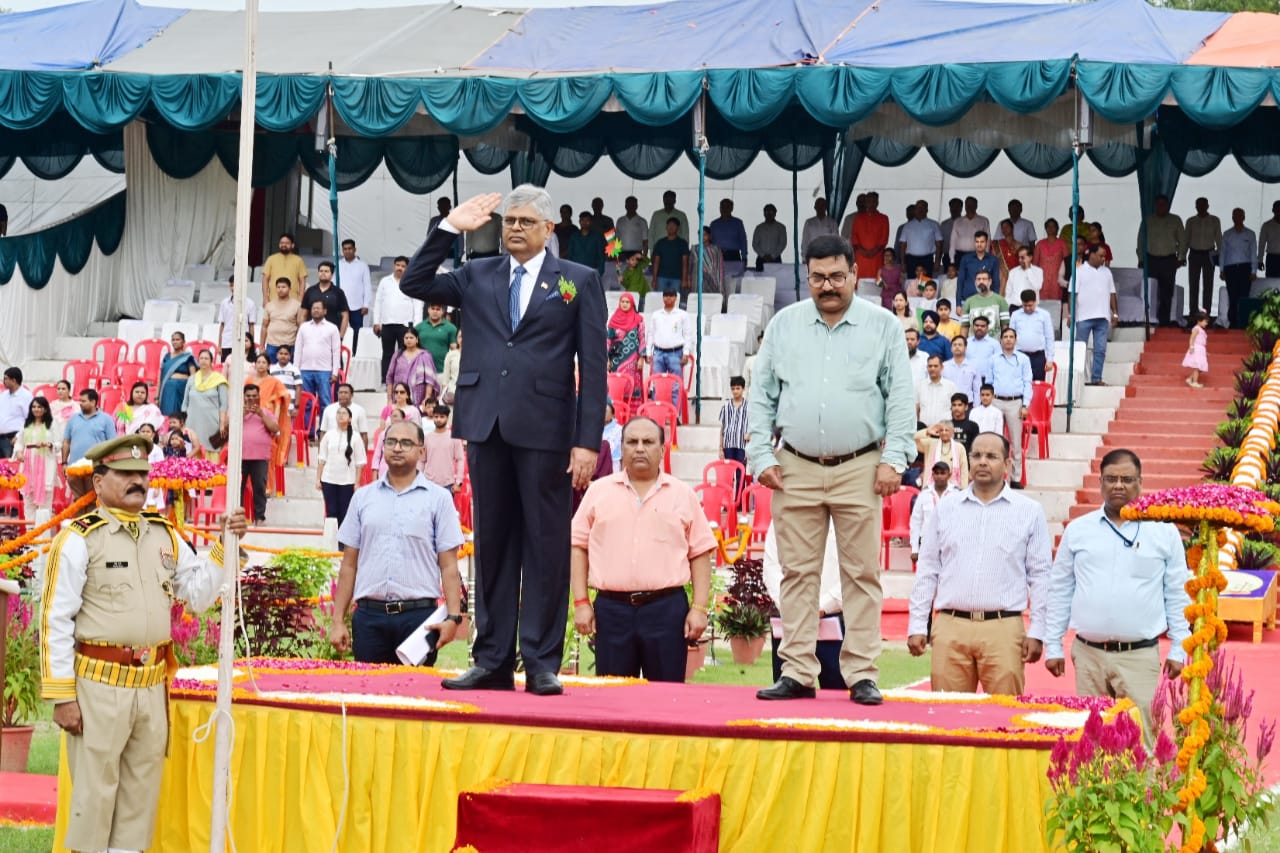 ध्वजारोहण करते रंजन कुमार