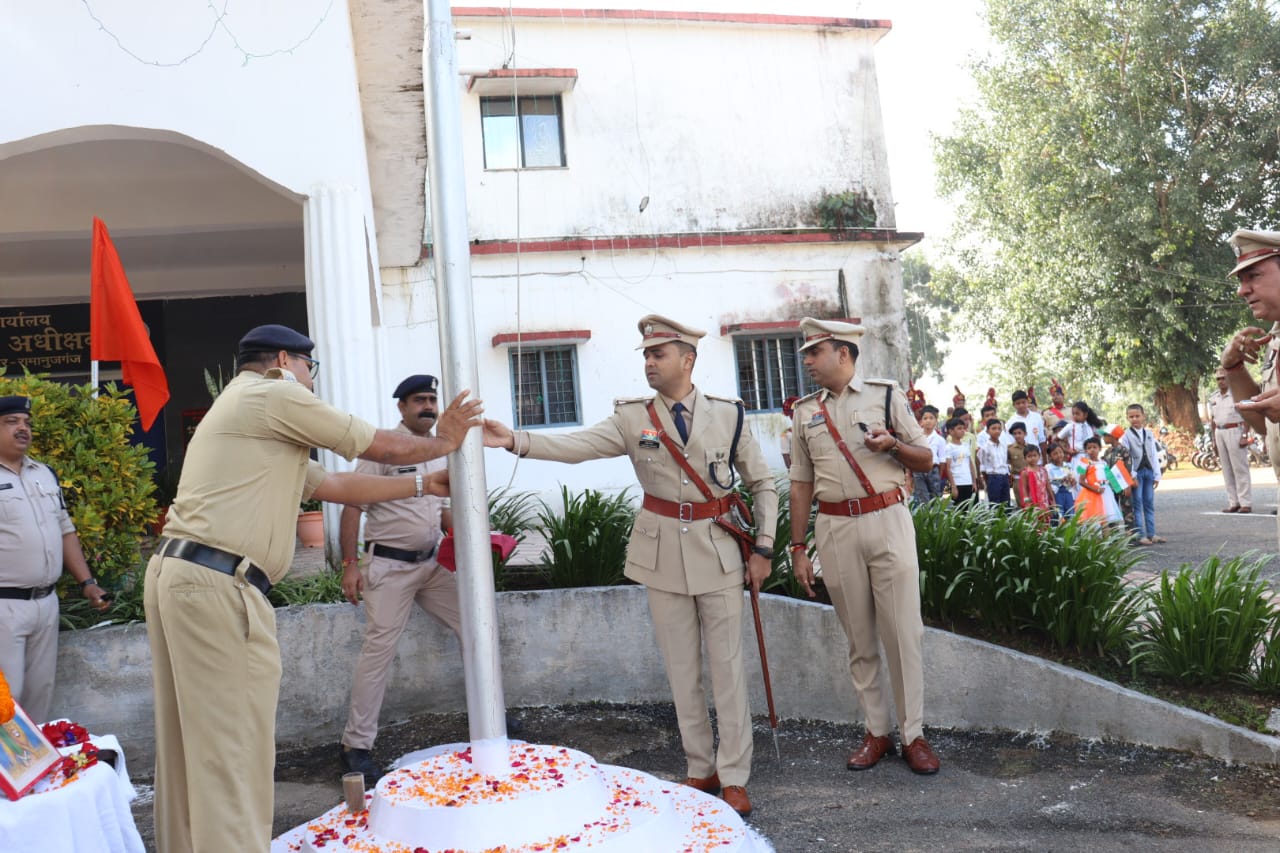 बलरामपुर एसपी कार्यालय में मना 79वां स्वतंत्रता दिवस, पुलिस अधीक्षक ने की ध्वजारोहण बलरामपुर एसपी कार्यालय में मना 79वां स्वतंत्रता दिवस, पुलिस अधीक्षक ने की ध्वजारोहण