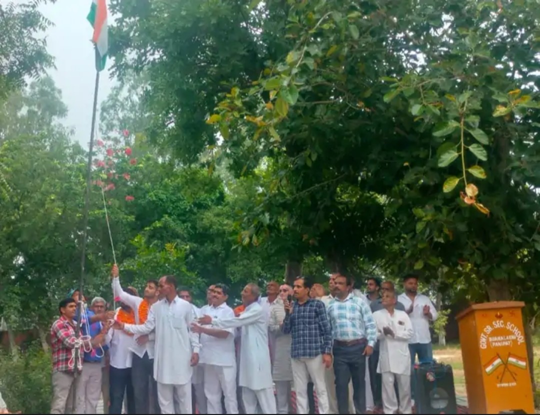 बुआना लाखु गांव में ध्वजारोहण करते नव नियुक्त सरपंच  मोहित मलिक