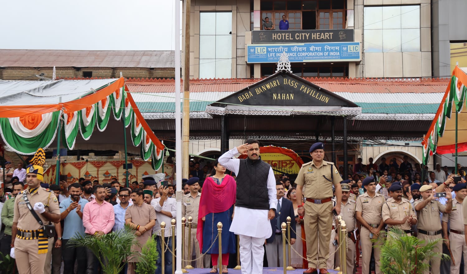 लोक निर्माण एवं शहरी विकास मंत्री ने नाहन चौगान में ध्वजारोहण कर, मार्च पास्ट की ली सलामी