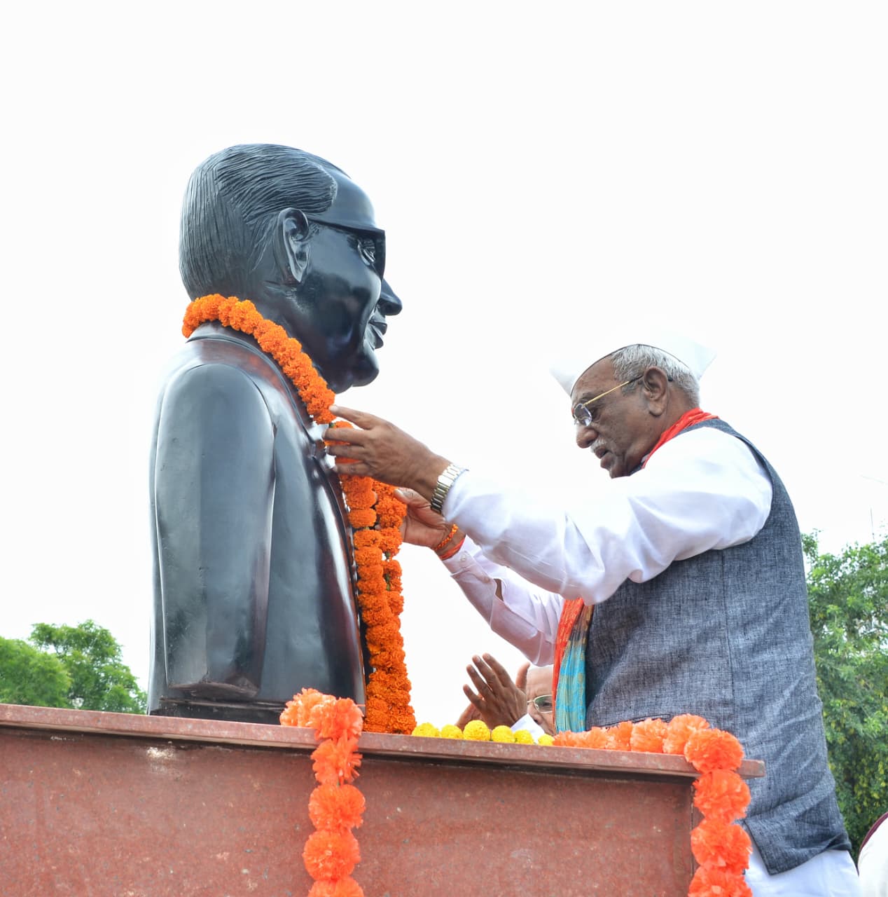 राज्यपाल ने माल्यार्पण कर बाबा साहेब डॉ.भीमराव आंबेडकर की स्मृति को नमन किया