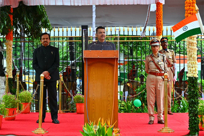 फोटो: मुंबई के मंत्रालय में आयोजित ध्वजारोहण कार्यक्रम को संबोधित करते हुए मुख्यमंत्री देवेंद्र फडणवीस फोटो: मुंबई के मंत्रालय में आयोजित ध्वजारोहण कार्यक्रम को संबोधित करते हुए मुख्यमंत्री देवेंद्र फडणवीस