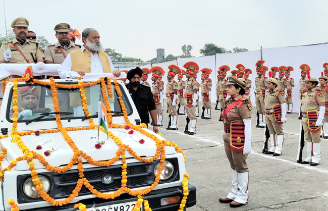 हरियाणा के परिवहन मंत्री अनिल विज यमुनानगर में परेड का निरीक्षण करते हुए हरियाणा के परिवहन मंत्री अनिल विज यमुनानगर में परेड का निरीक्षण करते हुए