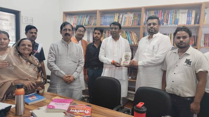 नपाध्यक्ष प्रभारी मंत्री का सम्मान करते हुए नपाध्यक्ष प्रभारी मंत्री का सम्मान करते हुए
