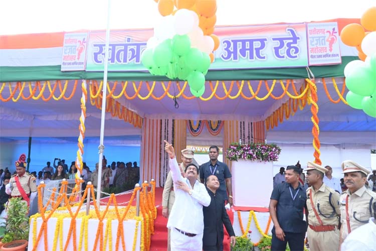 मंत्री दयालदास बघेल ध्वजारोहण कर परेड की सलामी ली