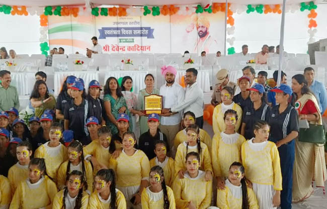 सोनीपत: गन्नौर में स्वतंत्रता दिवस पर विधायक देवेंद्र कादियान सम्मानित करते हुए