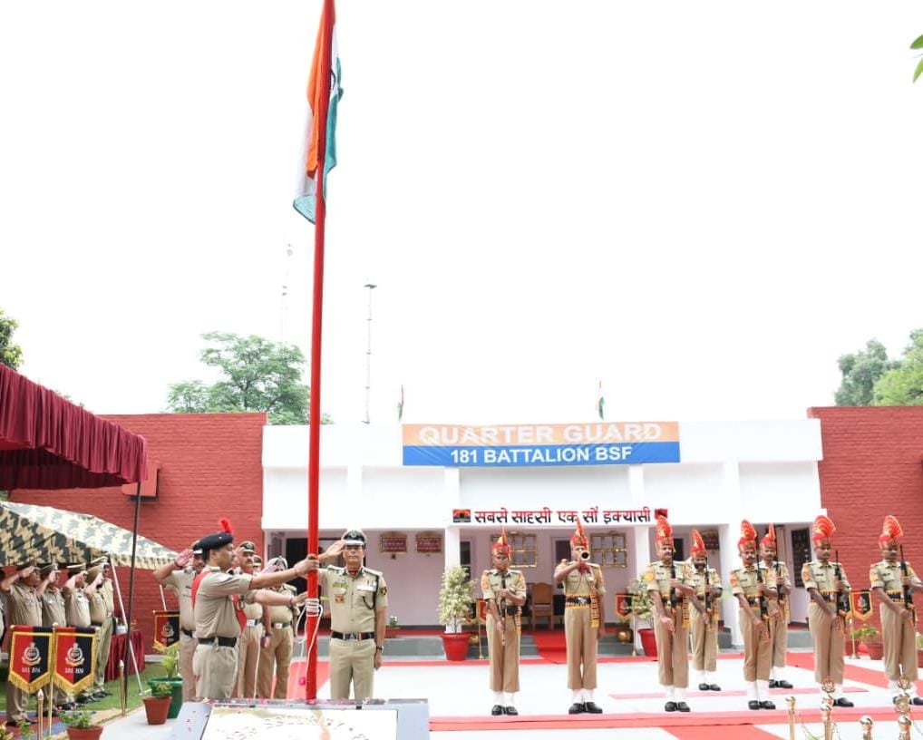 बीएसएफ के महानिदेशक दलजीत सिंह चौधरी  अमृतसर में ध्वजाराेहण करते हुए