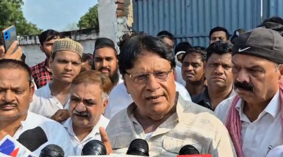 वार्ता करते सपा सांसद रामजीलाल सुमन