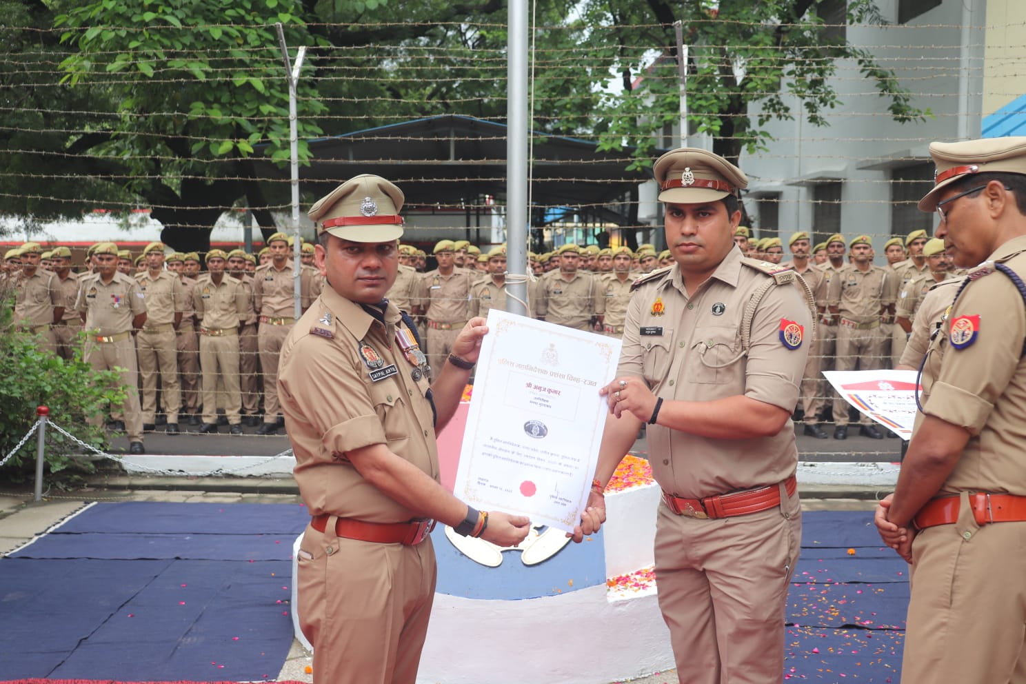 पुलिस लाइन सभागार में थाना सिविल लाइन के सब इंस्पेक्टर अनुज कुमार को सम्मानित करते एसएसपी सतपाल अंतिल।