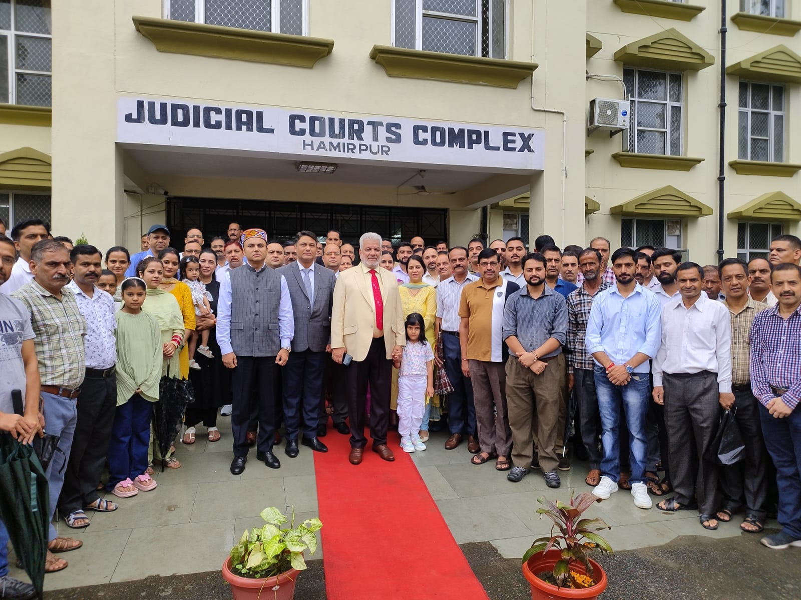 जिला एवं सत्र न्यायधीश भुवनेश अवस्थी ने राष्ट्रीय ध्वज फहराया