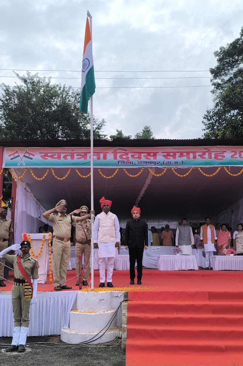 प्रभारी मंत्री दिलीप अहिरवार ने ध्वजारोहण करते प्रभारी मंत्री दिलीप अहिरवार ने ध्वजारोहण करते