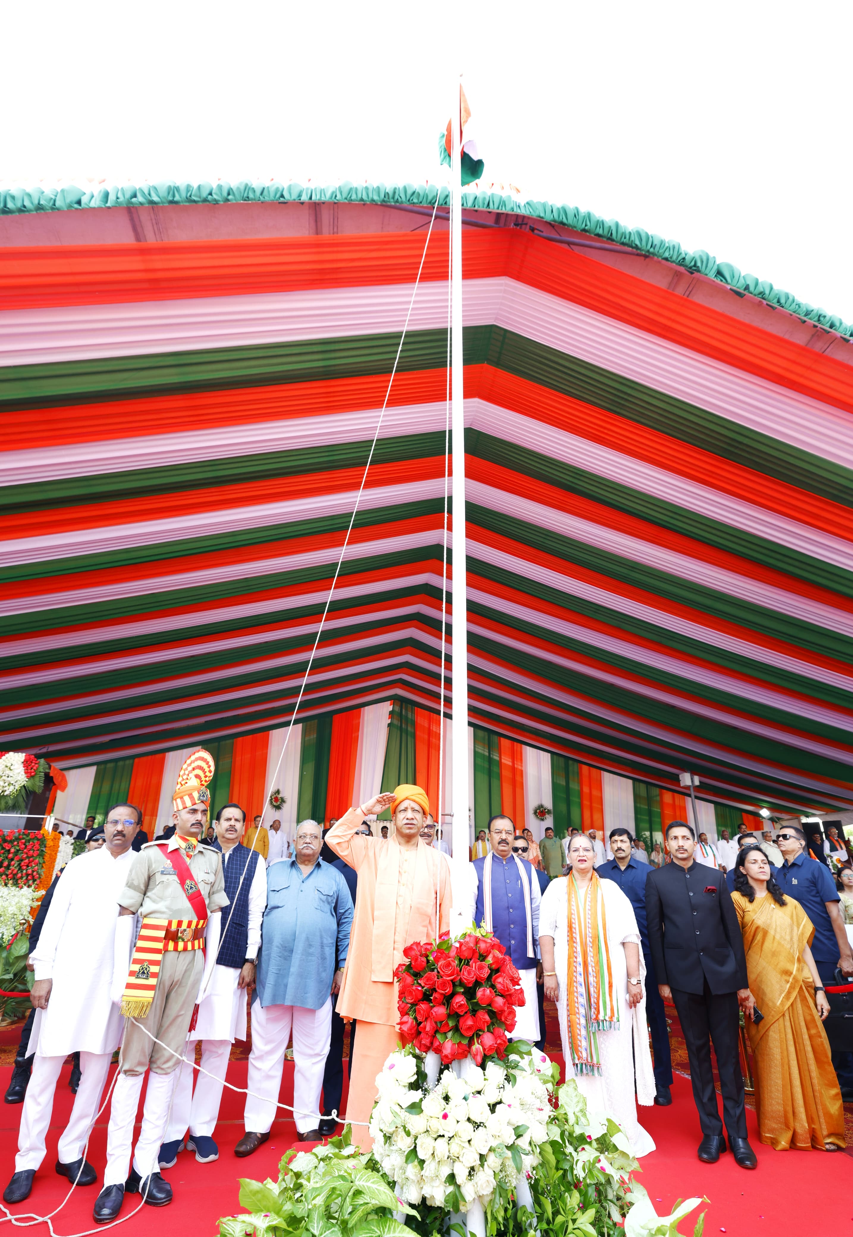विधान भवन परिसर में ध्वजारोहण करते सीएम योगी व अन्य विधान भवन परिसर में ध्वजारोहण करते सीएम योगी व अन्य