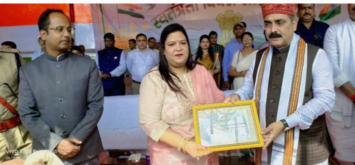 रेशमा को सम्मानित करते मंत्री रेशमा को सम्मानित करते मंत्री