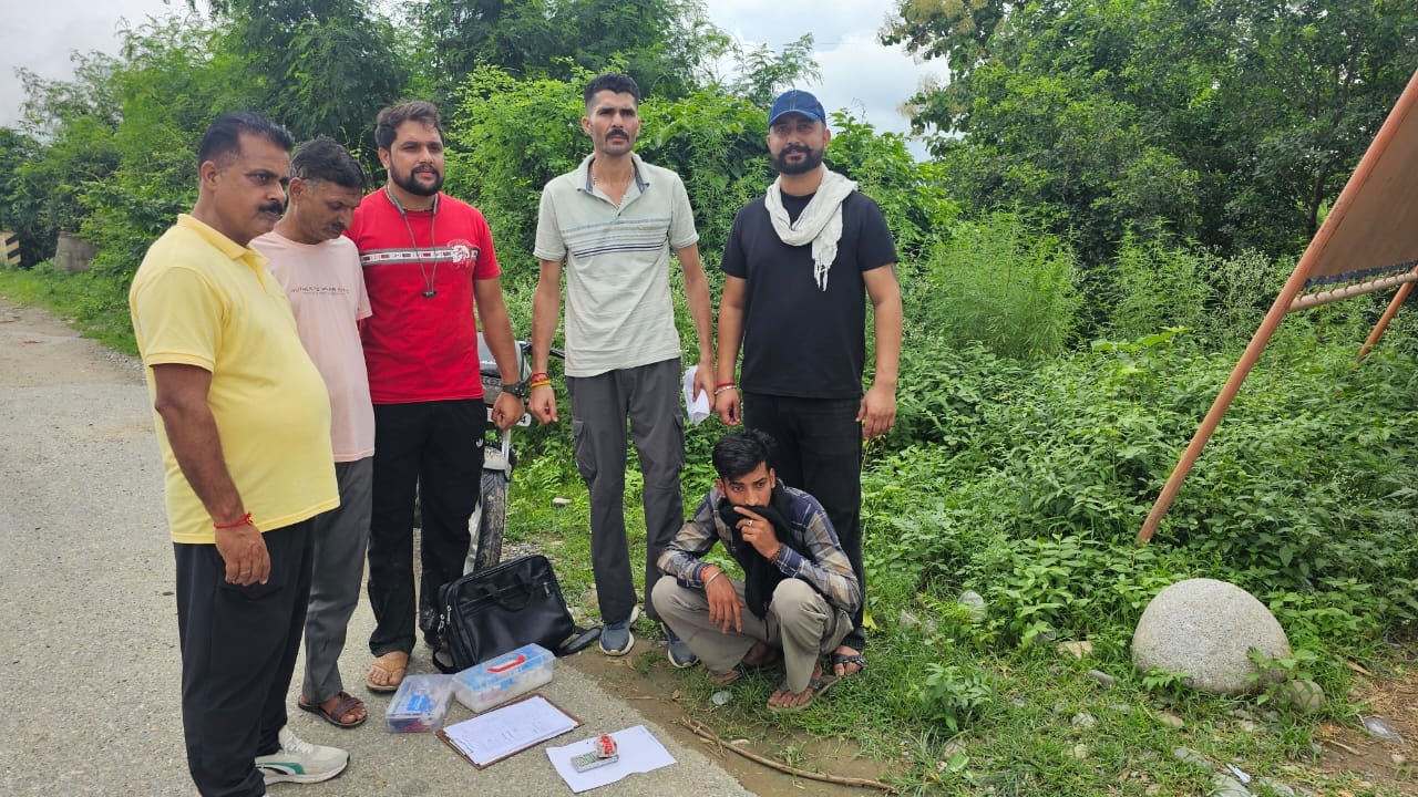 चिट्टे के साथ पकड़ा गया आरोपी।