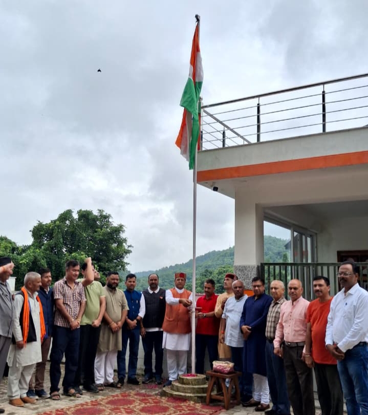 डा. राजीव बिन्दल ने भाजपा कार्यालय नाहन में राष्ट्रीय ध्वज फहराया