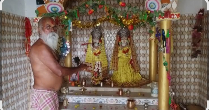 फोटो - मंदिर में पूजा करते पुजारी