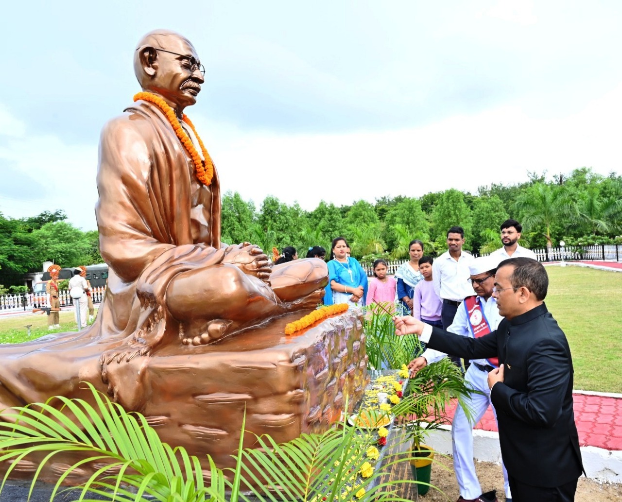 जांजगीर कलेक्टर जन्मेजय महोबे ने कलेक्टोरेट कार्यालय में किया ध्वजारोहण जांजगीर कलेक्टर जन्मेजय महोबे ने कलेक्टोरेट कार्यालय में किया ध्वजारोहण