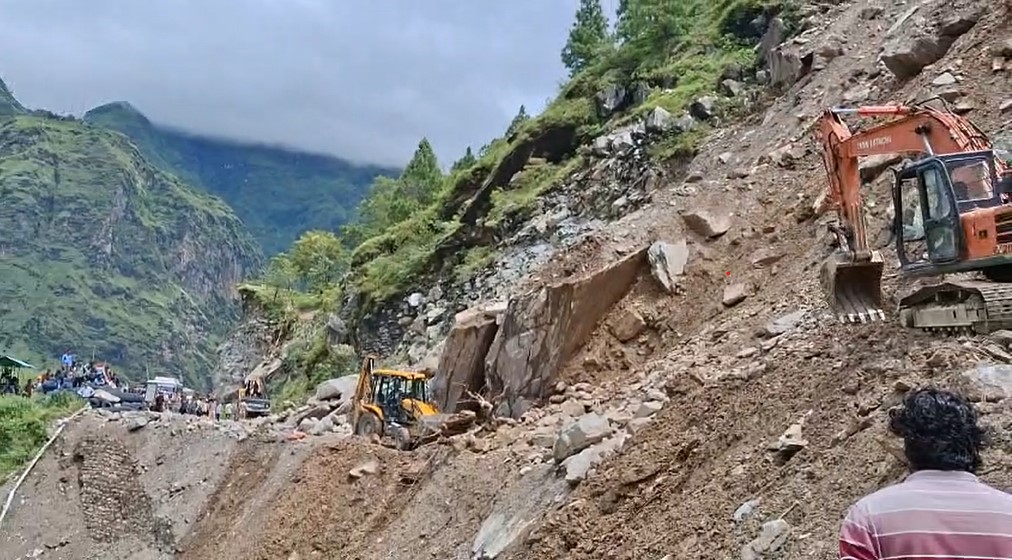 भनीरपाणी में बाधित हाइवे को खोलने के प्रयास करते हुए।