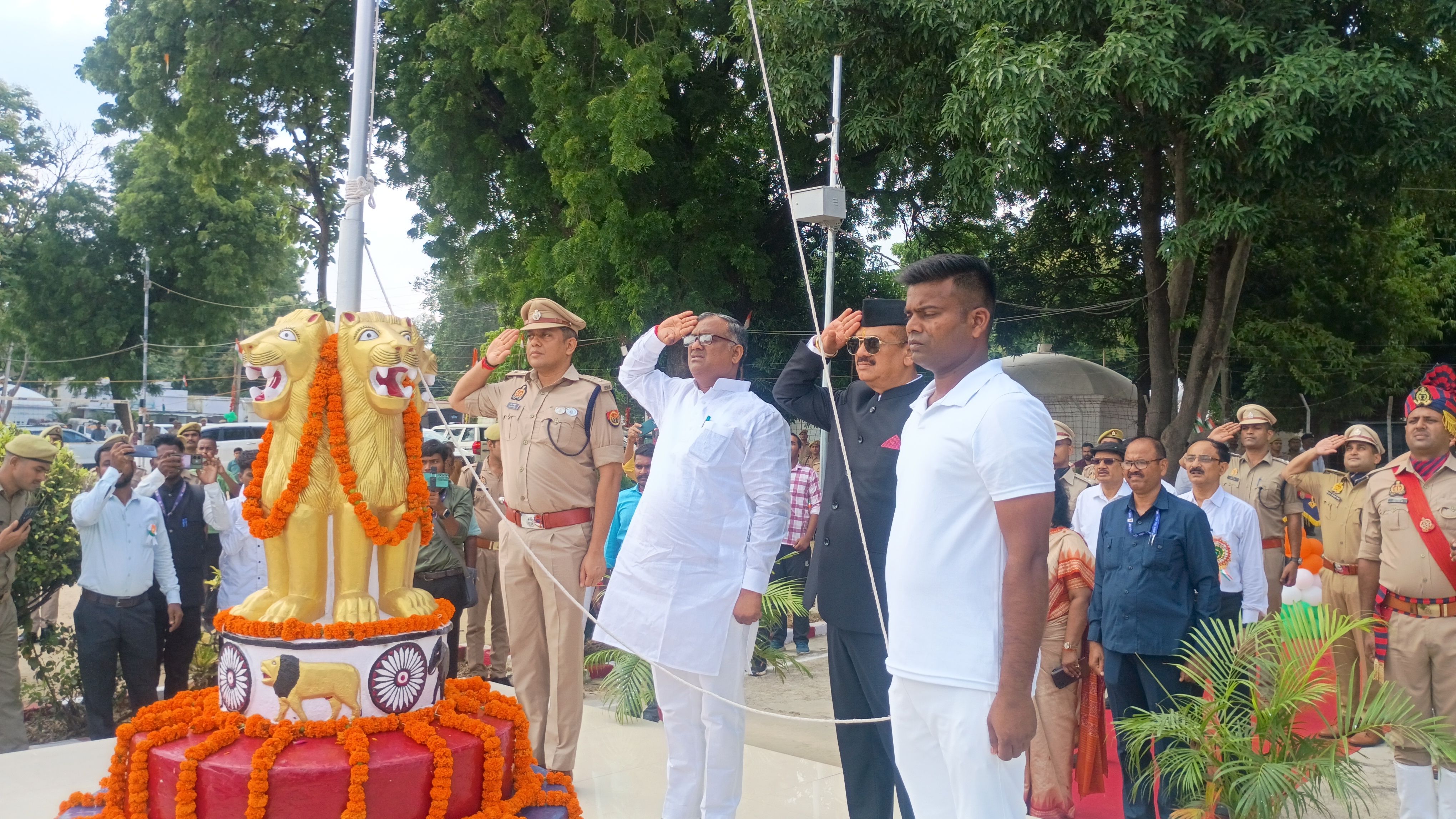 गिरीश चंद्र यादव राज्य मंत्री झंडारोहण करते हुए