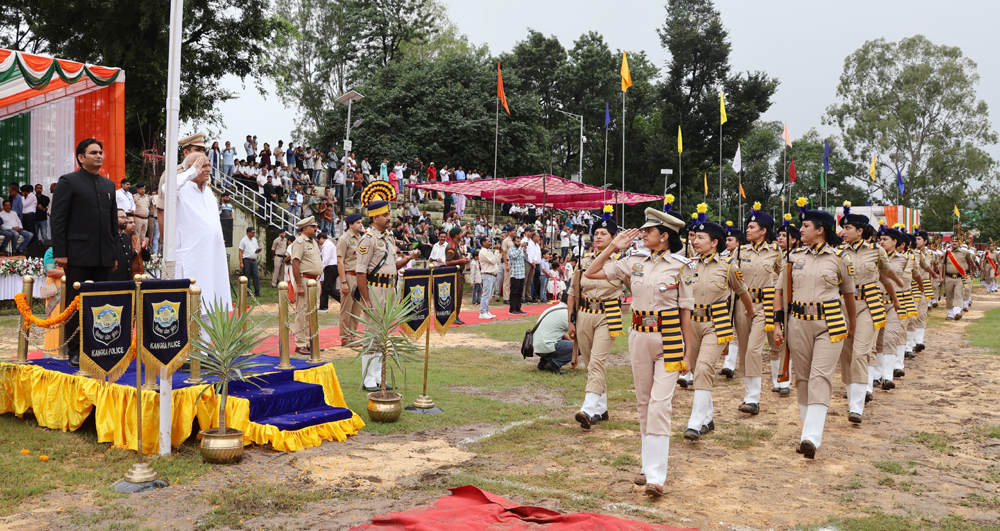मार्च पास्ट की सलामी लेते हुए कृषि मंत्री। मार्च पास्ट की सलामी लेते हुए कृषि मंत्री।