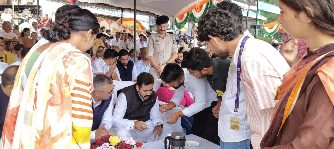 अखिल भारतीय विद्यार्थी परिषद, जिला सिरमौर छात्र हितों को लेकर  मिला लोक निर्माण एवं शहरी विकास मंत्री से