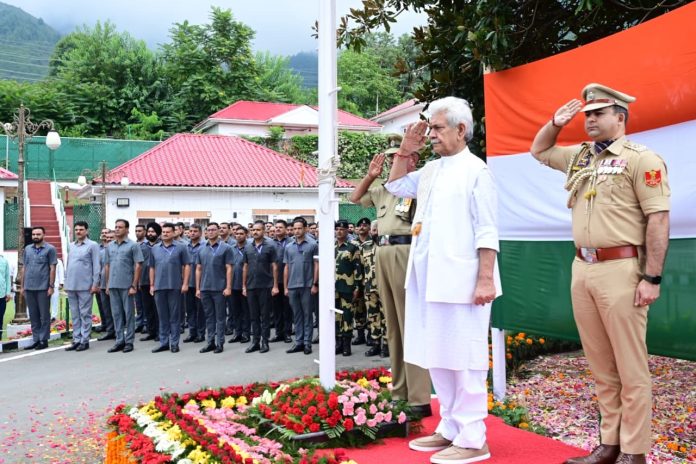 79वें स्वतंत्रता दिवस पर उपराज्यपाल सिन्हा ने श्रीनगर के राजभवन में राष्ट्रीय ध्वज फहराया