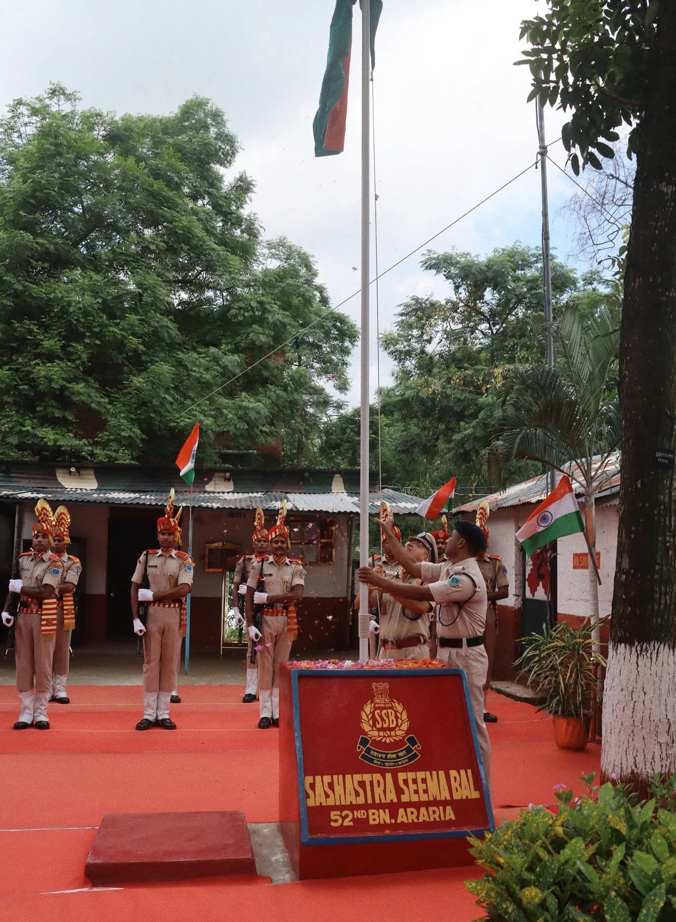 अररिया फोटो:कमांडेंट राष्ट्रीय ध्वज फहराते अररिया फोटो:कमांडेंट राष्ट्रीय ध्वज फहराते