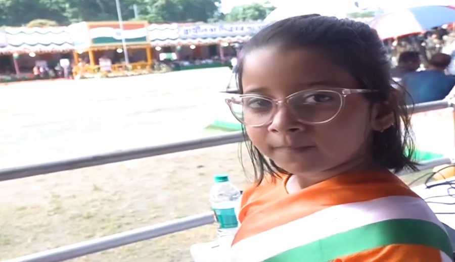 असमः खानापाड़ा स्थित पशु चिकित्सा महाविद्यालय के खेल मैदान में आयोजित स्वतंत्रता दिवस समारोह में हिस्सा लेती बच्ची। असमः खानापाड़ा स्थित पशु चिकित्सा महाविद्यालय के खेल मैदान में आयोजित स्वतंत्रता दिवस समारोह में हिस्सा लेती बच्ची।