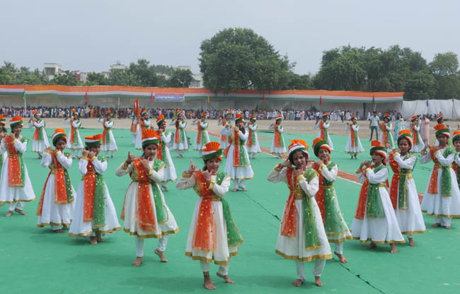 सोनीपत: स्वतंत्रता दिवस समारोह में सांस्कृति की प्रस्तुति देते हुए कलाकार