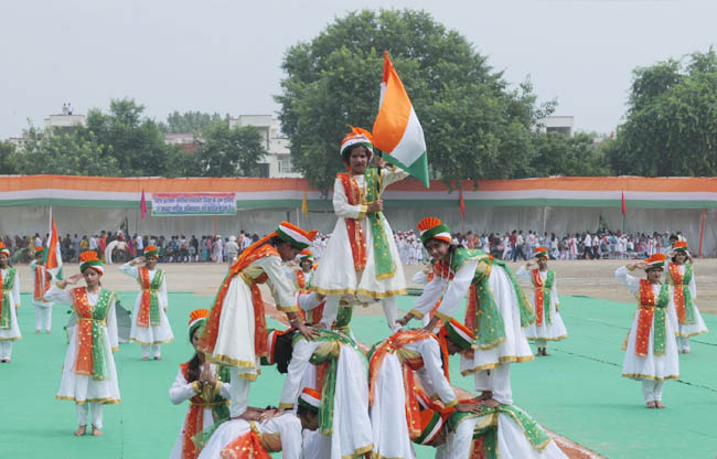 सोनीपत: स्वतंत्रता दिवस समारोह में सांस्कृति की प्रस्तुति देते हुए कलाकार
