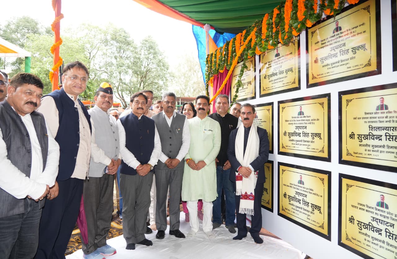 मुख्यमंत्री शुभारंभ करते हुए