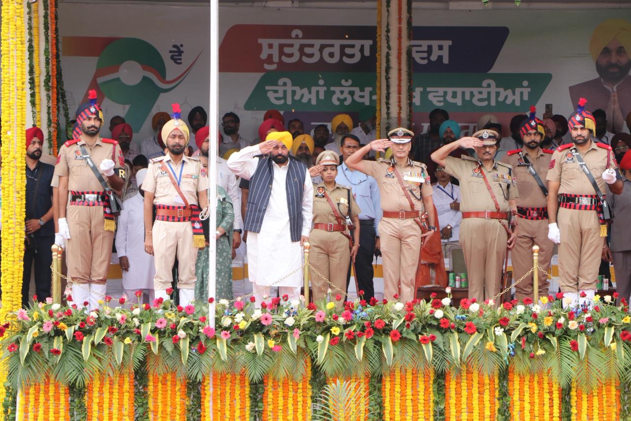 पंजाब के मुख्यमंत्री भगवंत मान फरीदकाेट में परेड की सलामी लेते हुए