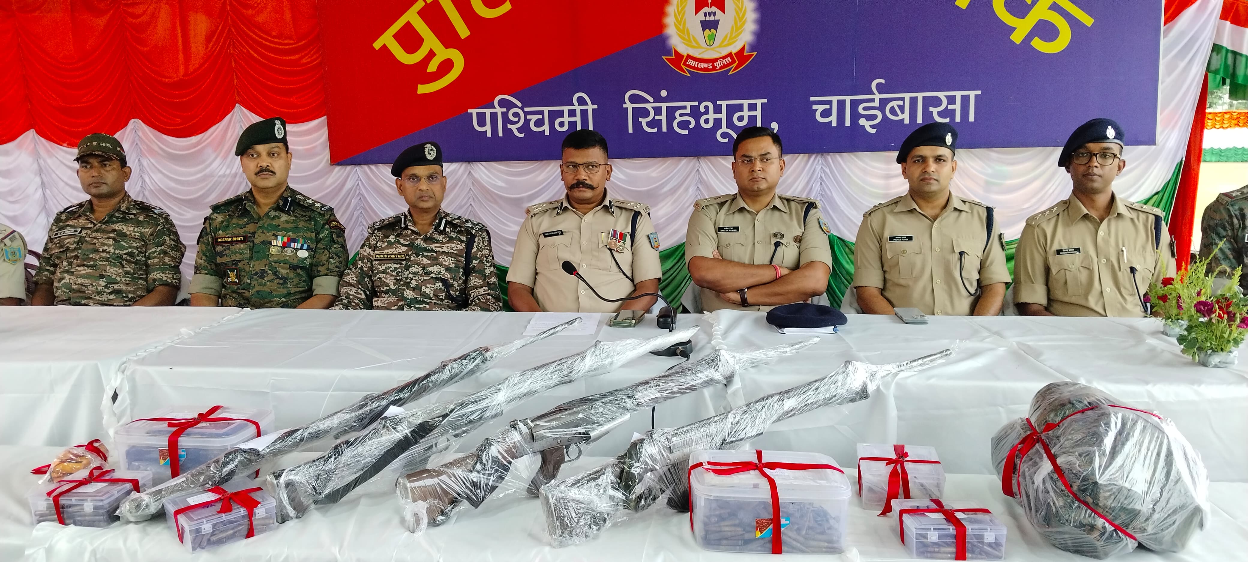 मामले की जानकारी देते डीआईजी और एसपी सहिता  अन्य अधिकारी