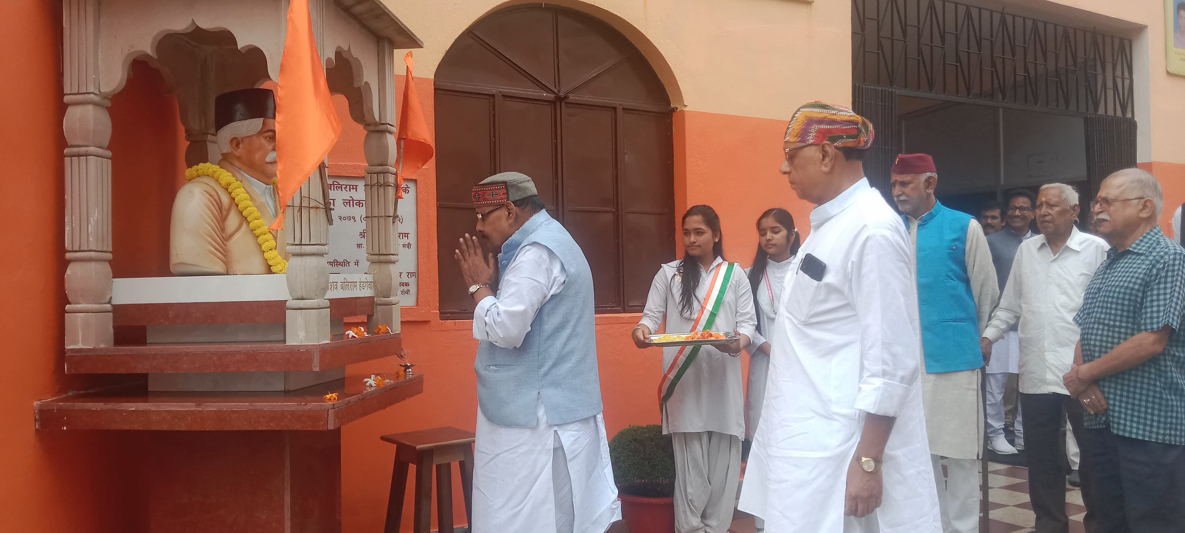 कार्यक्रम में झंडोत्तोलन करते प्रधानाचार्य समेत अन्य