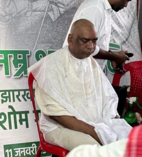मुंडन के बाद मुख्यमंत्री हेमंत सोरेन मुंडन के बाद मुख्यमंत्री हेमंत सोरेन