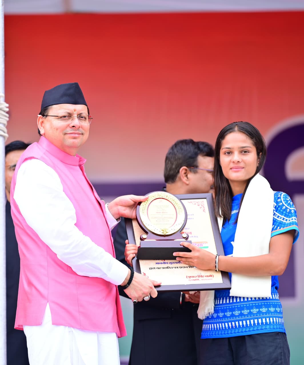 महिला खिलाड़ी को सम्मानित करते मुख्यमंत्री धामी। महिला खिलाड़ी को सम्मानित करते मुख्यमंत्री धामी।