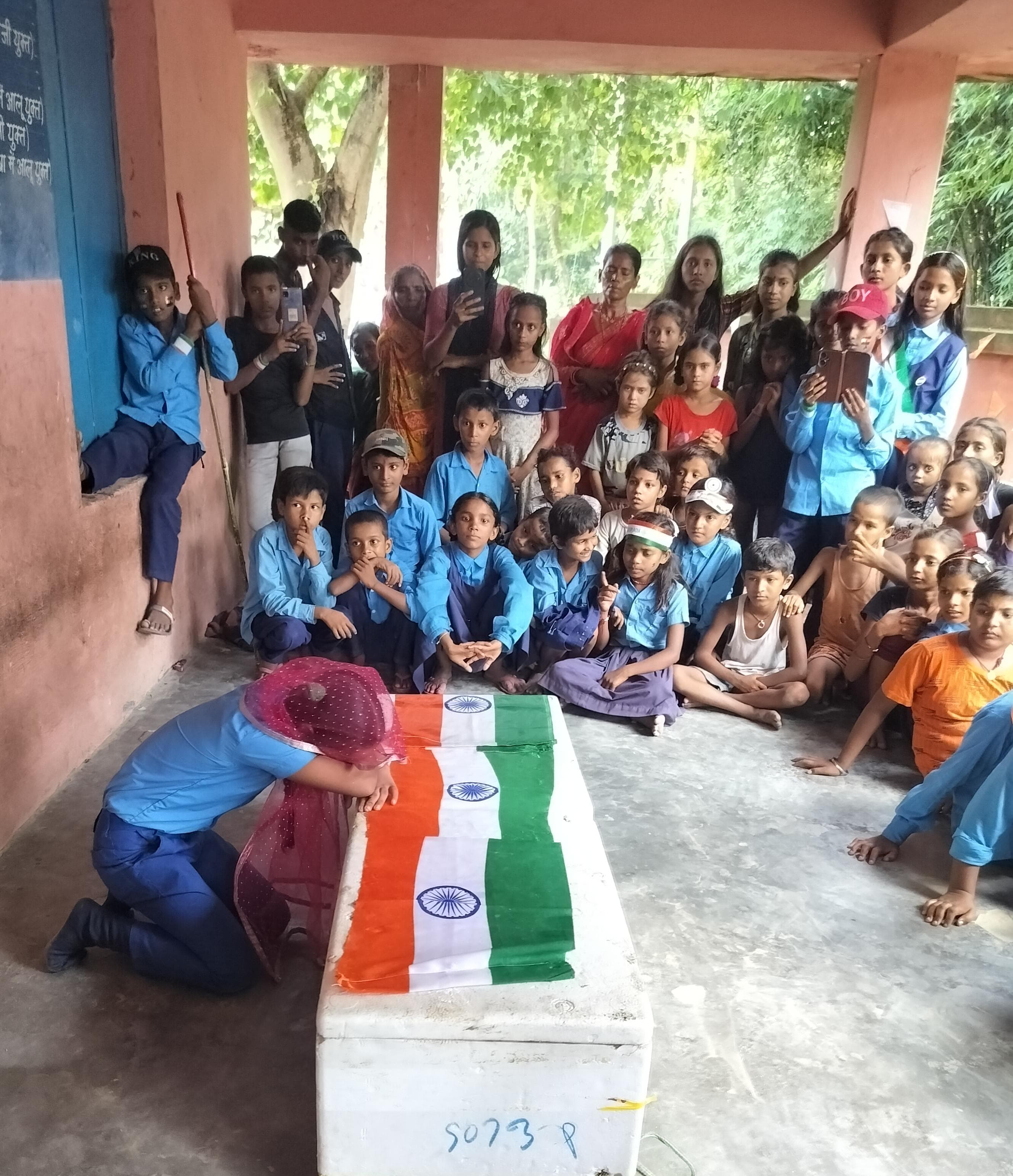 नाटक का मंचन करते बच्चे
