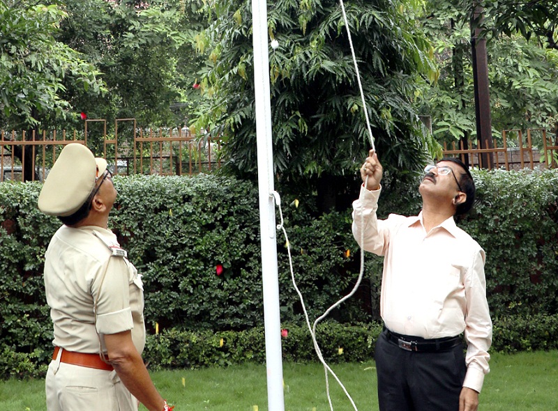 राज्य निर्वाचन आयुक्त श्रीवास्तव ने किया ध्वजारोहण