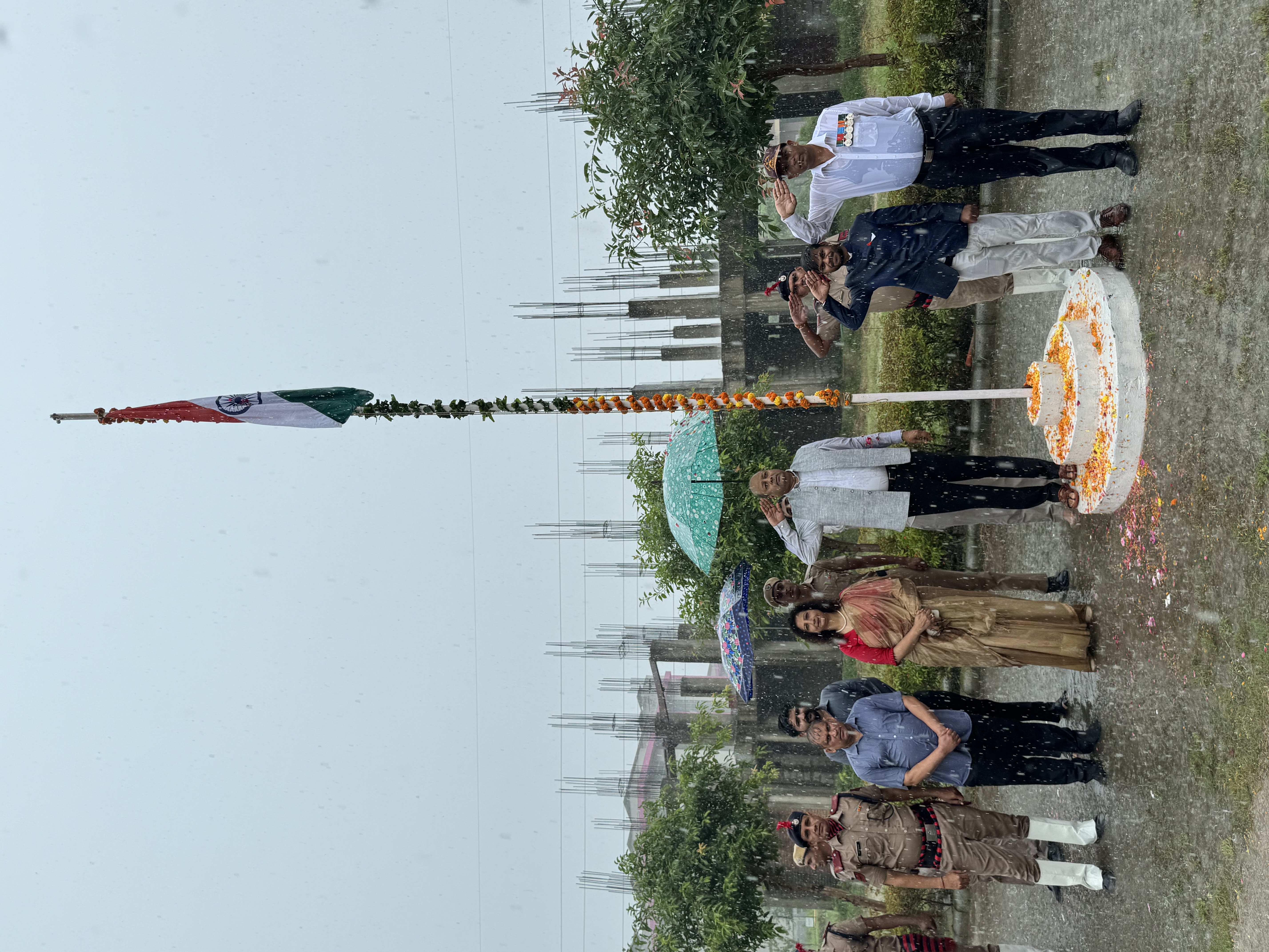 बारिश में ध्वजारोहण करते श्री विश्वकर्मा कौशल विश्वविद्यालय के कुलगुरु प्रोफेसर दिनेश कुमार।
