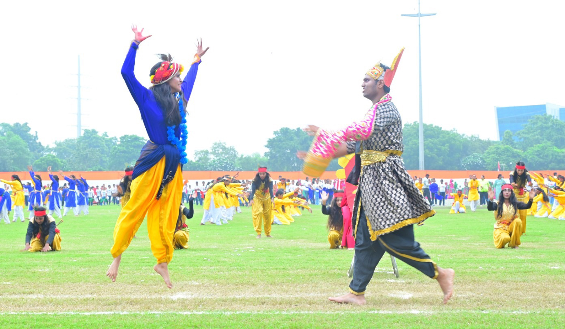 गुरुग्राम में जिला स्तरीय स्वतंत्रता दिवस समारोह में सांस्कृतिक कार्यक्रम पेश करते बच्चे।