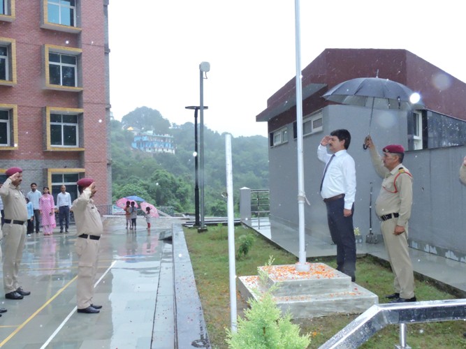 तकनीकी विवि में कुलपति प्रो राजेंद्र वर्मा ने तिरंगा फहराते हुए