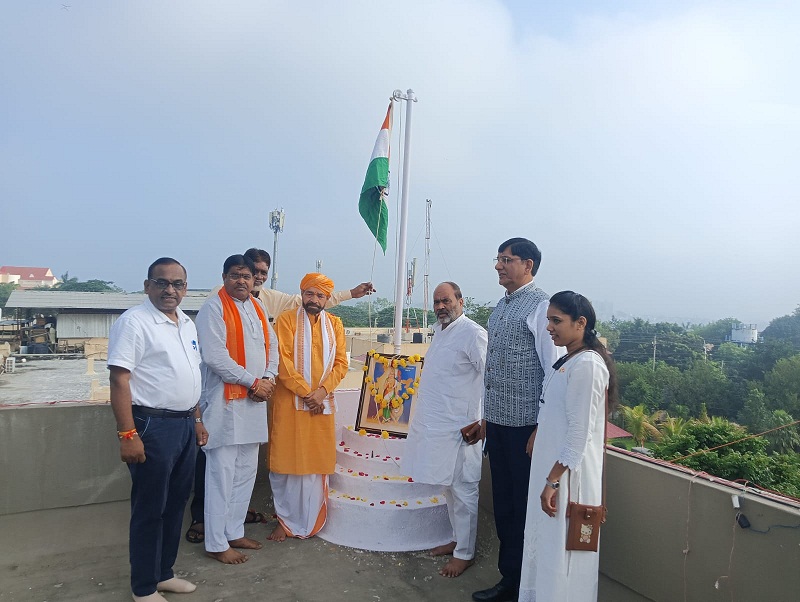 पिछड़ा वर्ग आयोग के अध्यक्ष कुसमरिया ने किया ध्वजारोहण
