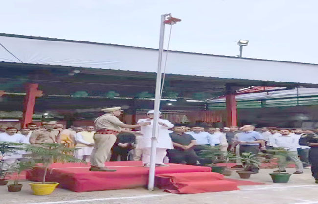 रेवाड़ी में ध्वजारोहण करते हुए मंत्री राव नरबीर सिंह।