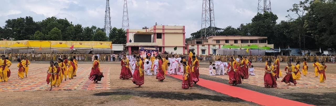 सांस्कृतिक कार्यक्रम की प्रस्तुति देते छात्र सांस्कृतिक कार्यक्रम की प्रस्तुति देते छात्र