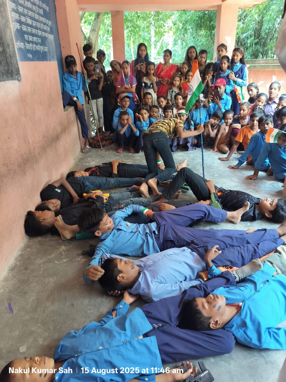 नाटक का मंचन करते बच्चे