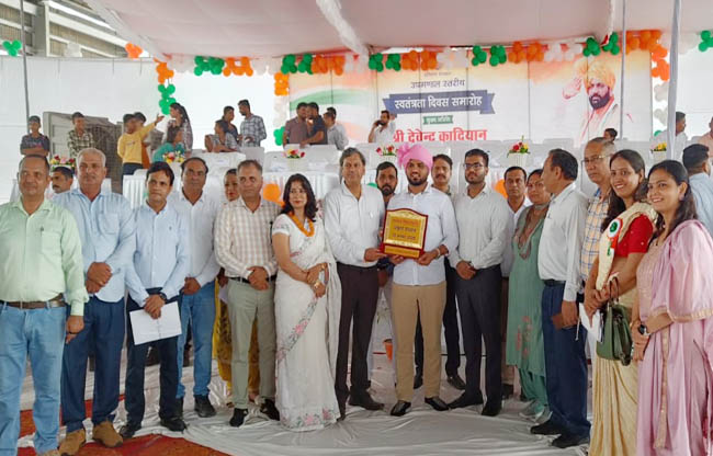 सोनीपत: गन्नौर में स्वतंत्रता दिवस पर विधायक देवेंद्र कादियान सम्मानित करते हुए